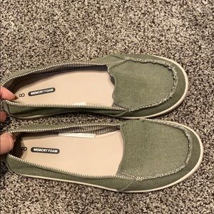 Dark green closed toe memory foam shoes!